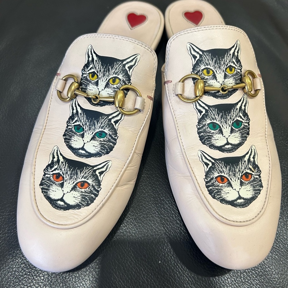 Gucci Cream Cat Print Loafers - Picture 2 of 11